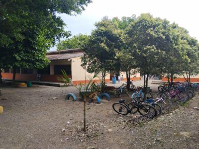 Patio de recreo e infraestructura