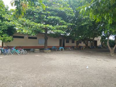 Patio de recreo trasero.