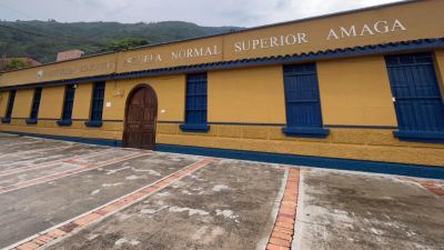 Fachada y entrada principal Institución Educativa Escuela Normal Superior Amaga