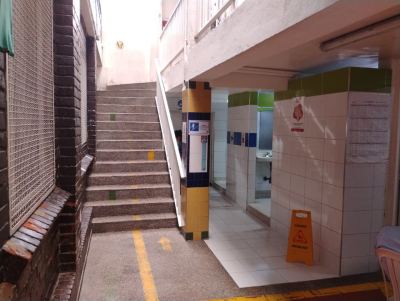 Baños y escaleras de acceso a las aulas del ssegundo piso.