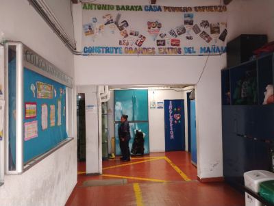 Pasillo de ingreso a los salones de grado segundo.