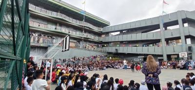 Comunidad en acto cultural.