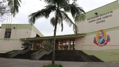 Fachada principal, acceso al colegio