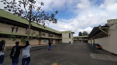 Al fondo e izquierda, lo que se debe demoler debido a los daños causados por el terremoto del 10 de Agosto