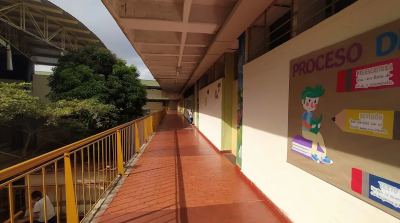 Esta fue la parte del colegio que colapsó con el terremoto, la deben demoler