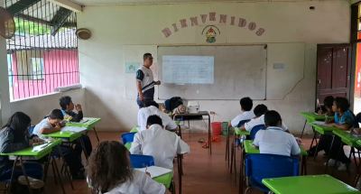 Clase de matemáticas en un aula de la I.E. Indígena San Juan Bosco