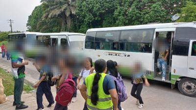 Inicio de la salida pedagógica: arribo de los grupos en transporte escolar