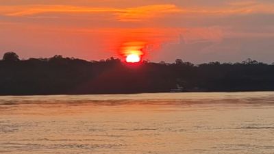 Atardecer sobre el río Amazonas