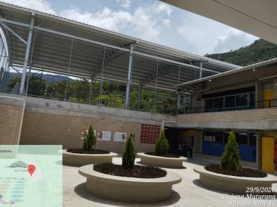 Cancha y espacios deportivos de la institución.
