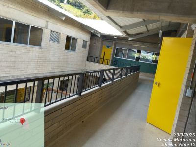 Segundo piso y aulas de la institución.
