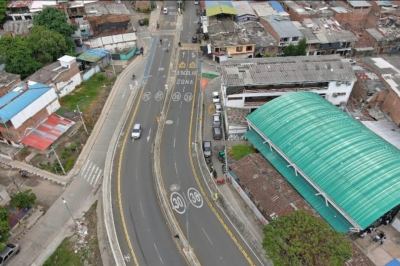 Vista desde arriba por el lado oeste observándose el Puente Vehicular que colinda con la Sede Juan Pablo II