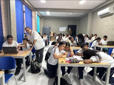 Aula de la especialidad de la sede Juan Pablo II, equipada con recursos tecnológicos para el desarrollo de actividades pedagógicas mediadas por herramientas dig