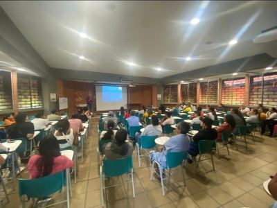 Auditorio de la institución educativa, donde se realizan actividades académicas apoyadas en recursos audiovisuales.