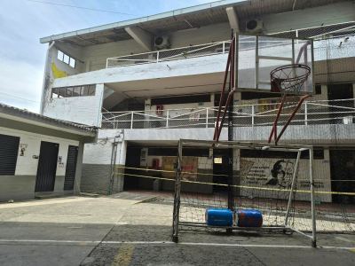 Edificio de tres pisos donde se encuentran las aulas de clase y la coordinación de la institución educativa.