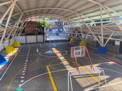 La cancha múltiple y otros espacios de la sede Juan Pablo II, escenarios para el encuentro, la recreación y el desarrollo integral de los estudiantes.