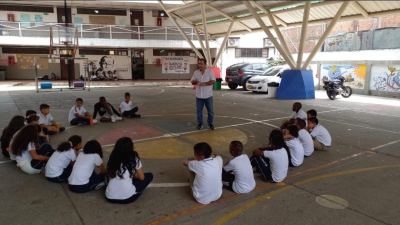 Maestrante Luis Fernando Martínez con estudiantes del programa Aceleración del Aprendizaje en la sede Juan Pablo II.