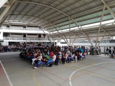 Reunión de padres de familia en la cancha múltiple de la sede Juan Pablo II. Al fondo se observa el bloque B de la institución, una edificación de tres pisos.