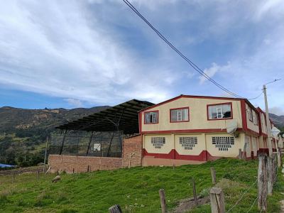 Alrededores de la Institución