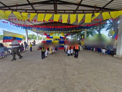 Participación cultural de estudiantes del grado segundo de la Institución Educativa de las Boquillas en conmemoración patriótica