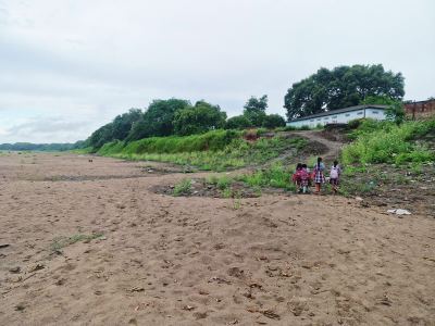 Desplazamiento de estudiantes hacia la Institución Educativa por el lecho del Rio Chicagua en temporada de sequía