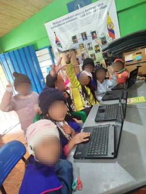 Cuchillo Trochez, J. E. (2026, 13 de agosto). Estudiantes de multigrado haciendo uso integral de las herramientas digitales foto 1. Archivo personal.