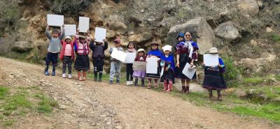 Recorriendo el entorno con estudiantes del ciclo uno de la Escuela San Pedro Peña del Corazón, explorando y aprendiendo desde el territorio. Fotografía de Jeny